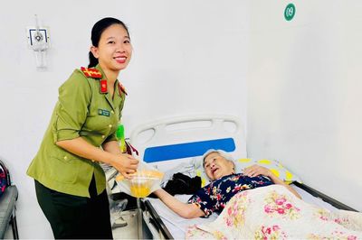 'Buổi sáng yêu thương' của người chiến sĩ Công an