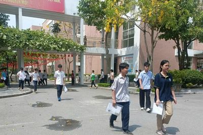 Niềm vui và nỗi buồn của phụ huynh và học sinh sau điểm thi lớp 10