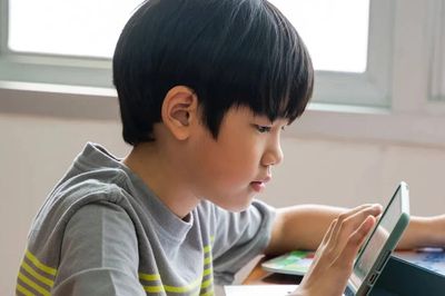 4 tuần 'cai' điện thoại cho con