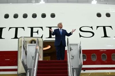 Giữa tâm điểm tranh cãi, Tổng thống Trump giới thiệu mẫu Air Force One mới