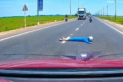 Người phụ nữ ở Quảng Trị nằm giữa quốc lộ chặn ô tô