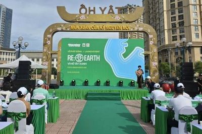 Chung tay giữ màu xanh Hồ Tây từ những hành động nhỏ mỗi ngày