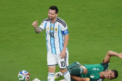 Algeria kiện FIFA vì trọng tài không phạt thẻ đỏ Messi