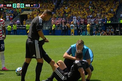 Hy hữu World Cup: Trọng tài bị chuột rút khiến trận đấu gián đoạn