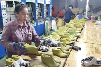Đường dây sản xuất dép giả thương hiệu CROCS 'khủng', thu lợi hàng chục tỷ đồng