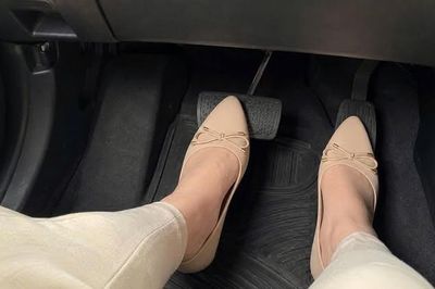 Tài xế 10 năm lái ô tô số tự động bằng hai chân gây sốt, chuyên gia cảnh báo