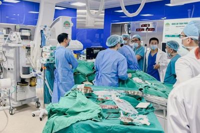 Người đàn ông 37 tuổi ngừng tim, hôn mê khi chờ khám bệnh