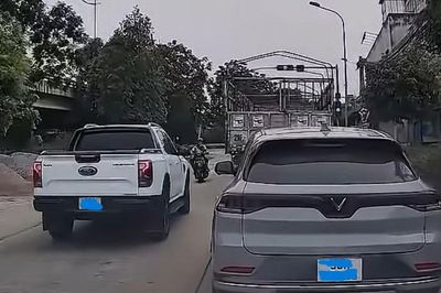 Lấn làn, người đi xe bán tải đánh tài xế xe máy rồi định 'chuồn' nhưng bất thành
