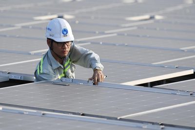 Giá điện cao hơn, EVN đề nghị làm rõ hiệu quả của điện mặt trời kết hợp lưu trữ
