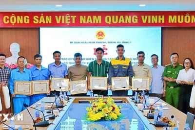 Đắk Lắk: Khen thưởng đột xuất 10 tập thể, cá nhân dũng cảm hỗ trợ chữa cháy