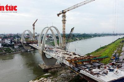 Cầu Đuống mới thành hình bên cầu cũ sắp tháo dỡ