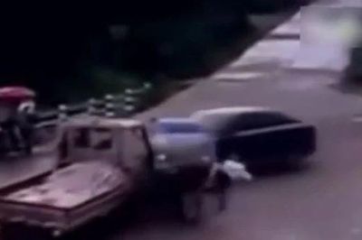 Nữ tài xế phản xạ thần tốc, nhảy khỏi xe trước cú tông kinh hoàng của xe tải