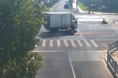 Shipper lao thẳng vào gầm xe tải sau cú phanh sinh tử nhưng thoát chết khó tin