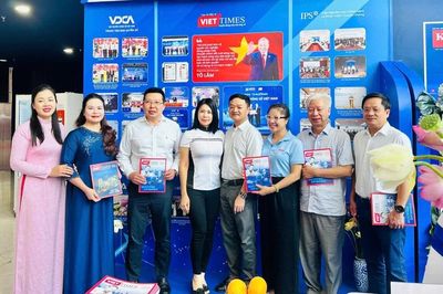 Khách tham quan hứng thú với các gian trưng bày tại Hội Báo toàn quốc