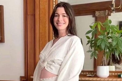 Anne Hathaway mang thai ở tuổi 43, lần đầu khoe bụng bầu sau hành trình vượt qua biến cố