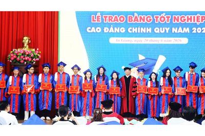 Trường Cao đẳng Kiên Giang trao bằng tốt nghiệp cho 722 tân cử nhân, tân kỹ sư