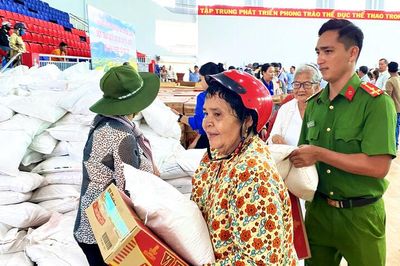 Trao 789 phần quà cho hộ nghèo, cận nghèo xã Tri Tôn