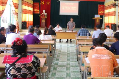 Phó Chủ tịch Thường trực UBND tỉnh Lò Văn Cương dự sinh hoạt chi bộ tại xã Sính Phình