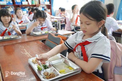 Tổ chức bữa ăn trưa cho học sinh tiểu học, THCS các xã biên giới