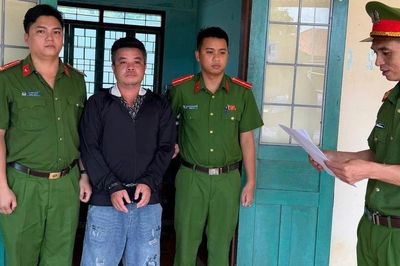 Khởi tố kẻ ném bình trà vào người đàn ông mua đá thiên thạch