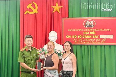 Công an phường Bắc Nha Trang trao lại điện thoại bị thất lạc cho du khách người Nga