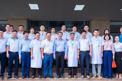Thứ trưởng Bộ Y tế Nguyễn Tri Thức thăm và làm việc với Trung tâm Y tế khu vực Mường Khương