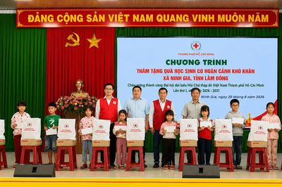 Khám bệnh, tặng quà cho 800 người dân và học sinh khó khăn tại xã Ninh Gia