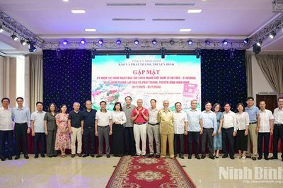 Gặp mặt kỷ niệm 101 năm Ngày Báo chí cách mạng Việt Nam và một năm thành lập Báo và phát thanh, truyền hình Ninh Bình
