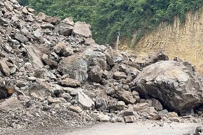 Mưa lớn gây sạt lở nghiêm trọng trên tuyến đường vào trung tâm xã Thuận Hòa