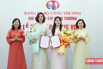 Chi bộ Tạp chí Công Thương kết nạp thêm 2 đảng viên mới