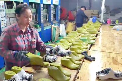 TP.HCM: Bắt giam giám đốc sản xuất gần 10.000 đôi dép giả nhãn hiệu Crocs