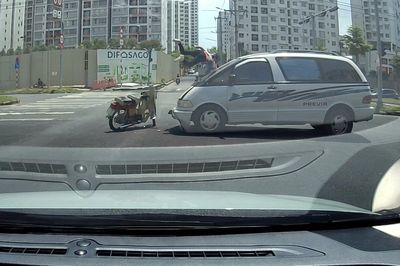 Tài xế ô tô vượt đèn đỏ húc bay người đi xe máy