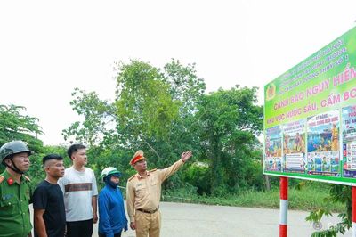 Cảnh sát đường thủy Hà Nội cắm biển cảnh báo, phòng ngừa đuối nước
