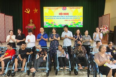 Hà Nội trao tặng 50 xe lăn cho người khuyết tật