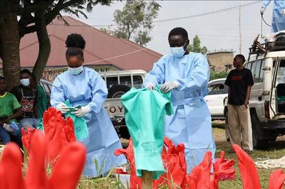 Nhân viên y tế tử vong, thế giới và Việt Nam nâng ứng phó dịch Ebola