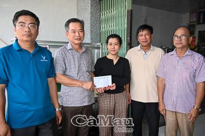 Thăm hỏi, hỗ trợ các hộ dân bị ảnh hưởng do sạt lở tại xã Năm Căn