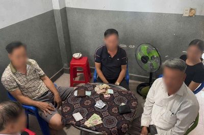 Bắt quả tang nhóm đối tượng tổ chức 'đánh phỏm' ăn tiền