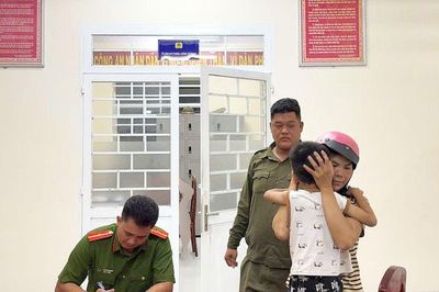 Bé trai 5 tuổi lang thang một mình trong đêm tối, cái kết khiến gia đình vỡ òa