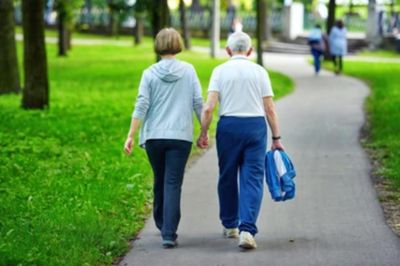 Sau tuổi 50, nên đi bộ bao nhiêu phút mỗi ngày để duy trì sức khỏe?