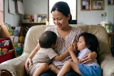 Tranh cãi việc trẻ 5 tuổi vẫn bú mẹ, bác sĩ sản khoa nói gì?