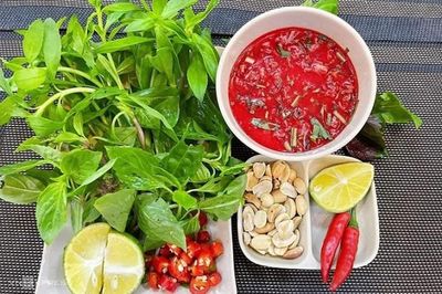 Ăn tiết canh ở quán, 9 người nhập viện