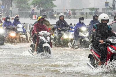 Cảnh báo ngập lụt nhiều tuyến phố nội thành Hà Nội do mưa lớn
