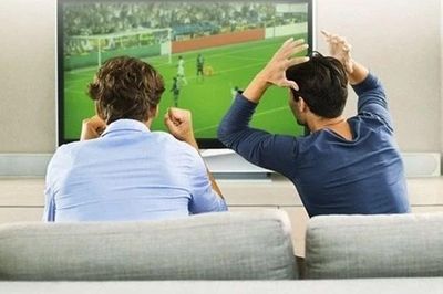 Mẹo giữ sức khỏe khi thức khuya xem World Cup