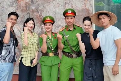 Cười té ghế với bí kíp 'dọn dẹp' vỉa hè có 1-0-2 của các anh công an