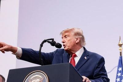 Ông Trump dọa 'ném bom trở lại', Iran tuyên bố vẫn 'đặt tay trên cò súng'