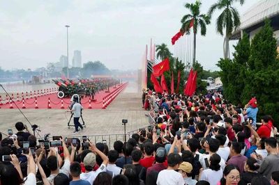 Tác nghiệp trong vòng tay nhân dân và đồng đội