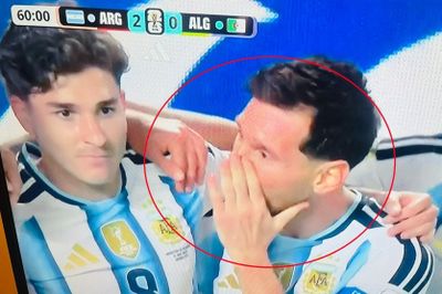 Hình ảnh Messi che miệng gây tranh cãi