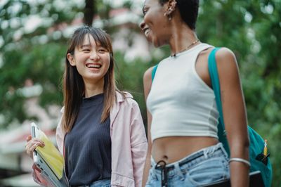 Vì sao nhiều người có thể nói 2 thứ tiếng cùng lúc?