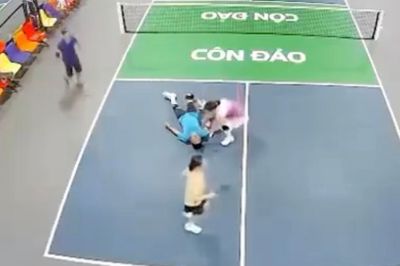 Khoảnh khắc người đàn ông TP.HCM bất ngờ đổ gục khi chơi pickleball
