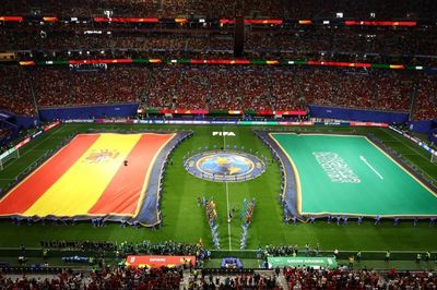 Vì sao cờ Saudi Arabia không chạm cỏ?